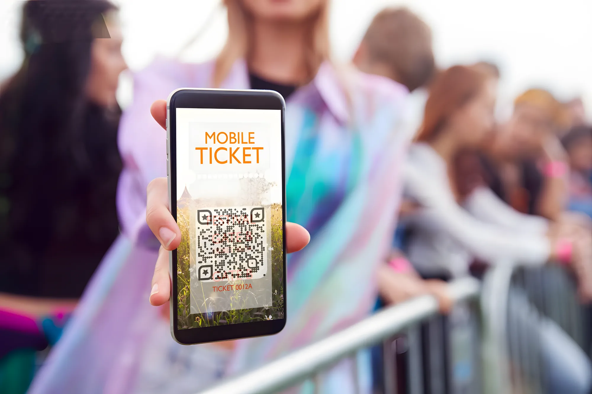 Asistente mostrando su boleto con código QR